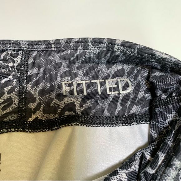 Danskin Now Fitted Crop Leggings size Small | Gray Leopard 18" Inseam - Picture 4 of 9